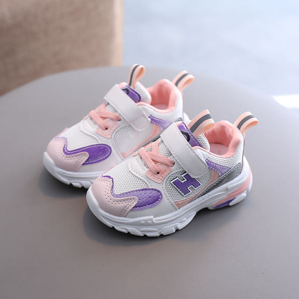 Παιδικά αθλητικά παπούτσια σε λευκό χρώμα για κορίτσια και αγόρια