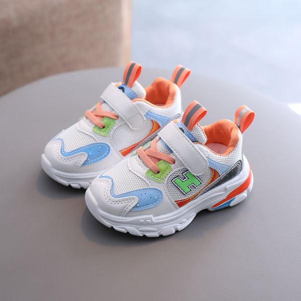 Παιδικά αθλητικά παπούτσια σε λευκό χρώμα για κορίτσια και αγόρια