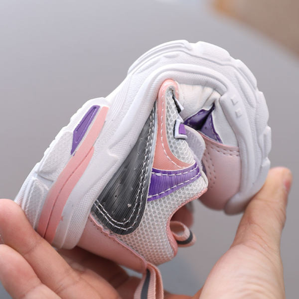 Παιδικά αθλητικά παπούτσια σε λευκό χρώμα για κορίτσια και αγόρια