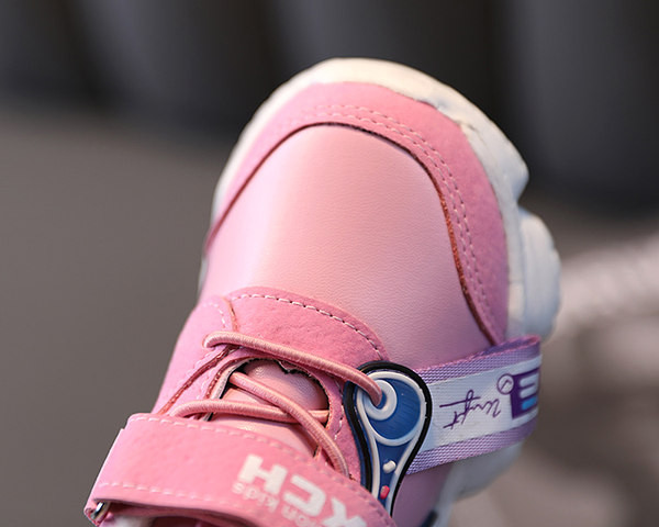 Dječje tenisice s natpisima i grubim đonom