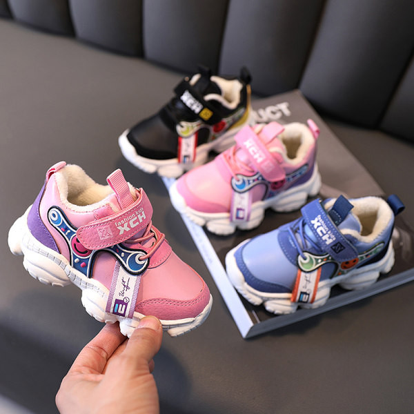 Dječje tenisice s natpisima i grubim đonom