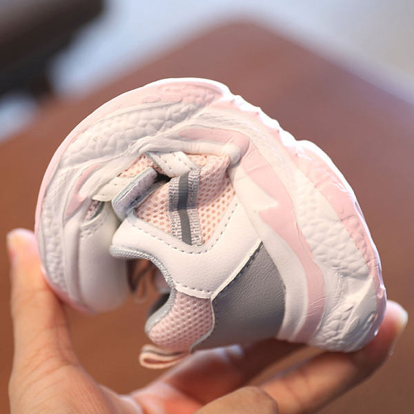 Αθλητικά παπούτσια σε τρία χρώματα για κορίτσια και αγόρια