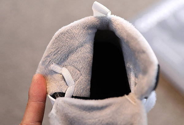 Adidași model înalt din piele ecologică cu șireturi și autocolante