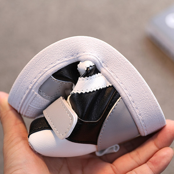 Adidași model înalt din piele ecologică cu șireturi și autocolante