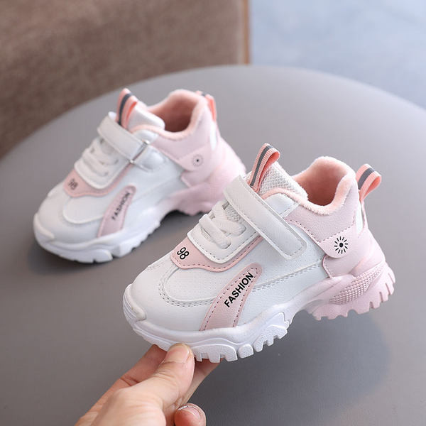 Jauns bērnu kedu modelis no eko ādas ar uzlīmēm meitenēm