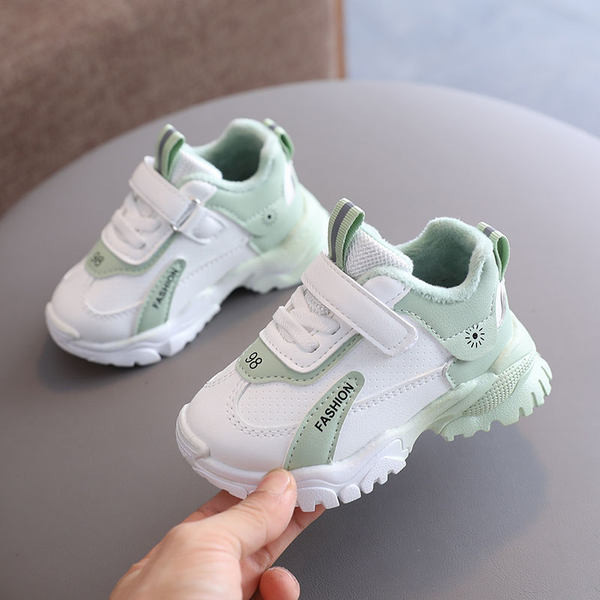 Jauns bērnu kedu modelis no eko ādas ar uzlīmēm meitenēm