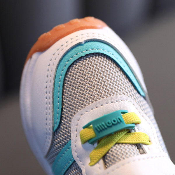 Adidași moderni pentru copii cu închidere cu velcro