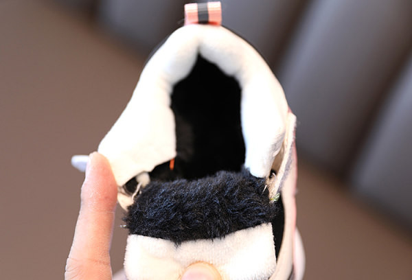 Moderne tenisice s grubom platformom s vezicama i naljepnicama