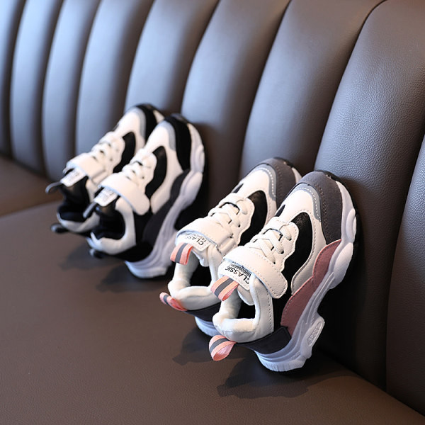 Moderne tenisice s grubom platformom s vezicama i naljepnicama