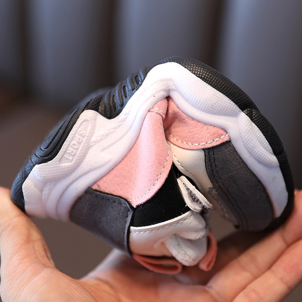 Moderne tenisice s grubom platformom s vezicama i naljepnicama