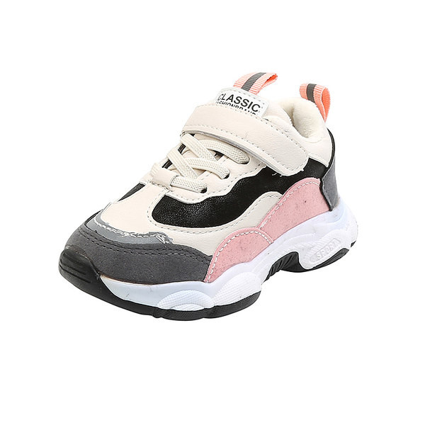 Moderne tenisice s grubom platformom s vezicama i naljepnicama