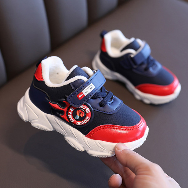 Įprasti vaikiški sportbačiai su kelių spalvų lipdukais