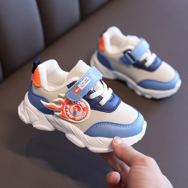 Įprasti vaikiški sportbačiai su kelių spalvų lipdukais