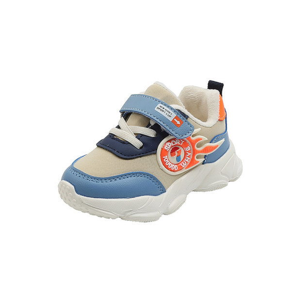 Įprasti vaikiški sportbačiai su kelių spalvų lipdukais