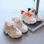 Μοντέρνα λευκά αθλητικά παπούτσια με τραχιά σόλα και χρωματιστά κορδόνια