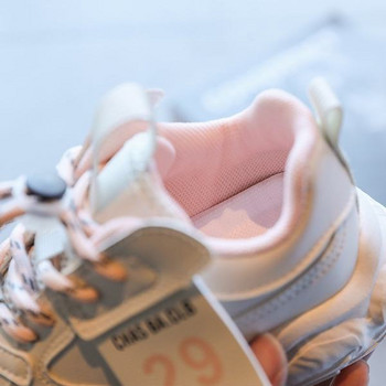 Μοντέρνα λευκά αθλητικά παπούτσια με τραχιά σόλα και χρωματιστά κορδόνια