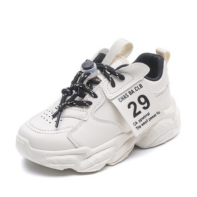 Μοντέρνα λευκά αθλητικά παπούτσια με τραχιά σόλα και χρωματιστά κορδόνια