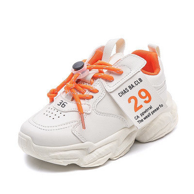 Μοντέρνα λευκά αθλητικά παπούτσια με τραχιά σόλα και χρωματιστά κορδόνια