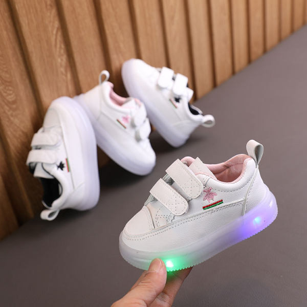 Novi model kožnih dječjih tenisica sa svjetlećim đonom