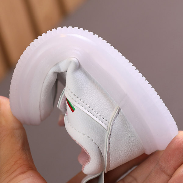 Novi model kožnih dječjih tenisica sa svjetlećim đonom