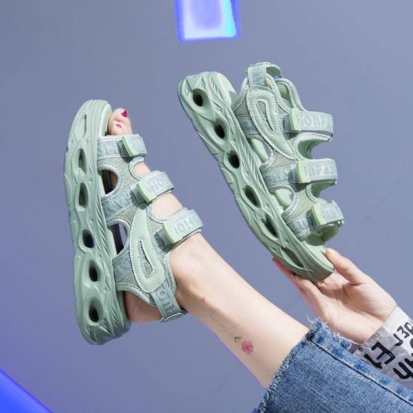 Laisvalaikio moteriškos basutės su velcro užsegimu