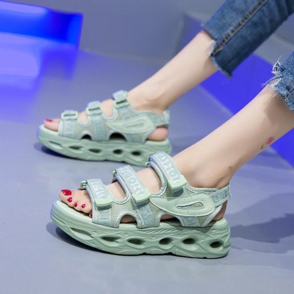 Laisvalaikio moteriškos basutės su velcro užsegimu