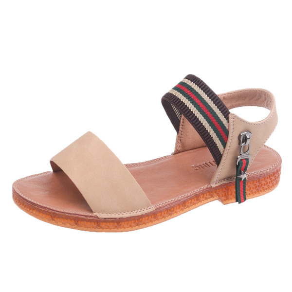 Moderne ženske sandale s ravnim potplatom i privjeskom