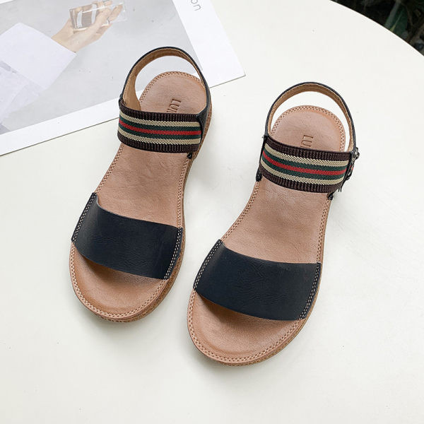 Moderne ženske sandale s ravnim potplatom i privjeskom