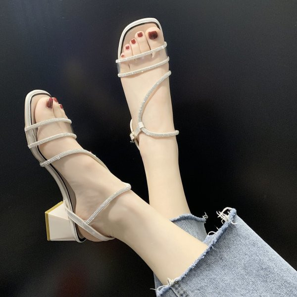 Šiuolaikinės moteriškos basutės su akmenukais