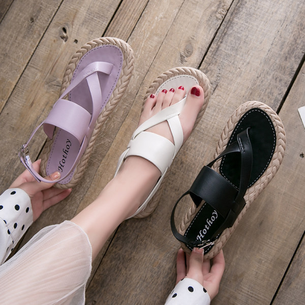 Varvaste ja lameda tallaga naiste sandaalid