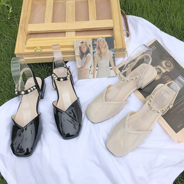 Ženske lakirane sandale s perlama i remenom