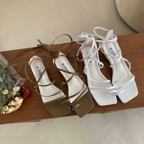 Moderne ženske sandale s remenom od umjetne kože