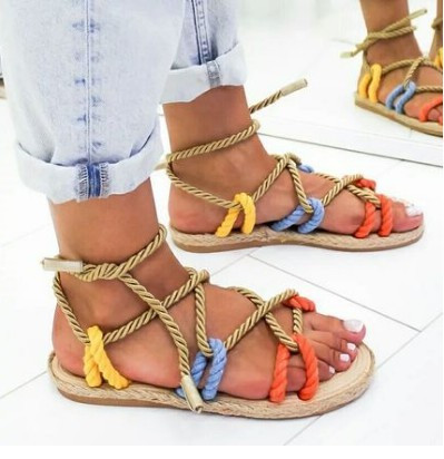 Sandale moderne cu legături la gleznă și talpă plată