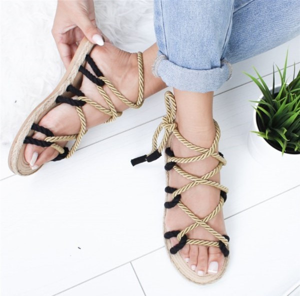 Sandale moderne cu legături la gleznă și talpă plată