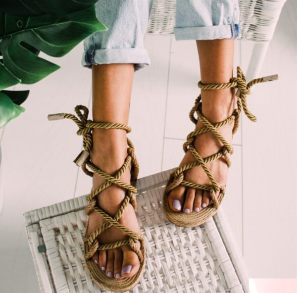 Sandale moderne cu legături la gleznă și talpă plată