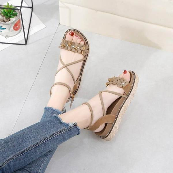 Ležerne ženske sandale sa cvjetićima i platformom od 4 cm