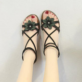 Moteriškos basutės su 3D gėlėmis ir plokščiu padu