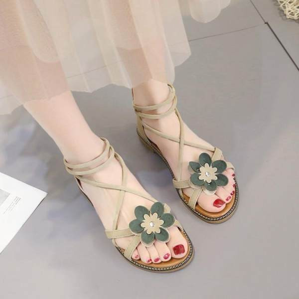 Moteriškos basutės su 3D gėlėmis ir plokščiu padu