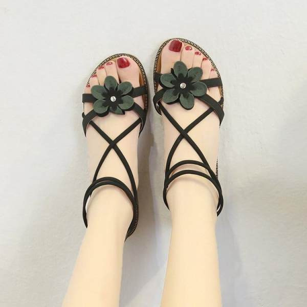 Moteriškos basutės su 3D gėlėmis ir plokščiu padu