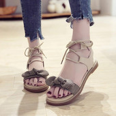 Moderne ženske sandale s kariranom trakom i vezicama
