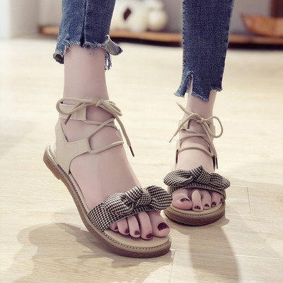 Moderne ženske sandale s kariranom trakom i vezicama