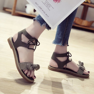 Moderne ženske sandale s kariranom trakom i vezicama