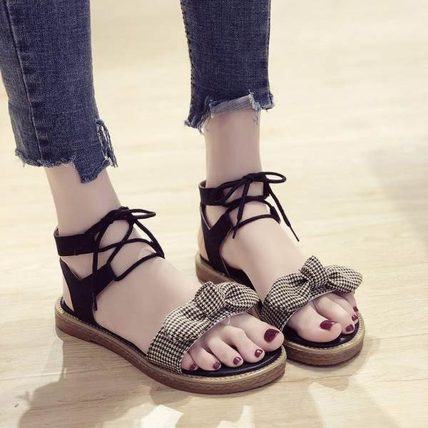 Moderne ženske sandale s kariranom trakom i vezicama