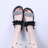 Karirane ženske sandale s ravnim potplatom i kovrčama