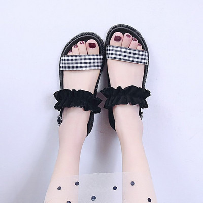 Karirane ženske sandale s ravnim potplatom i kovrčama