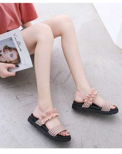 Karirane ženske sandale s ravnim potplatom i kovrčama