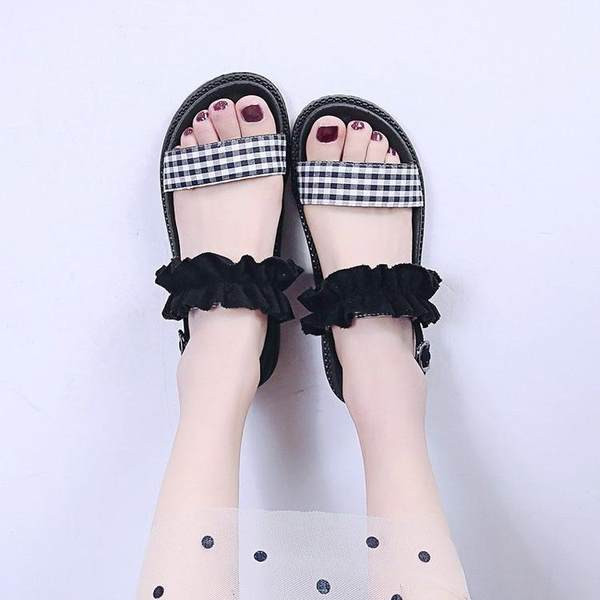 Karirane ženske sandale s ravnim potplatom i kovrčama