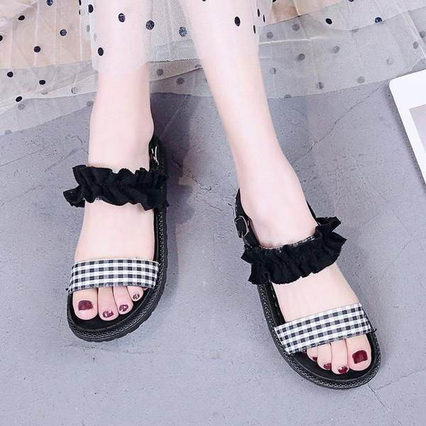 Karirane ženske sandale s ravnim potplatom i kovrčama