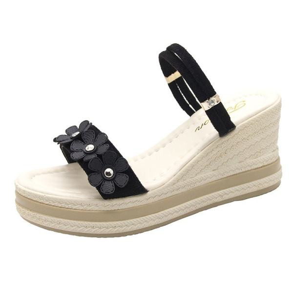 Ženske sandale sa platformom i 3D elementima