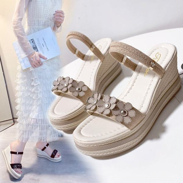 Ženske sandale sa platformom i 3D elementima